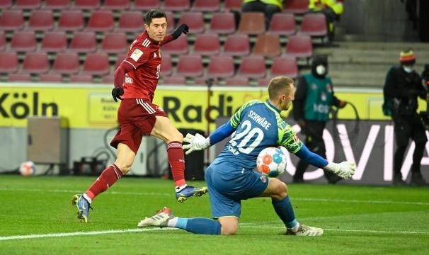 移动游戏APP-莱万戴帽竟被抢了风头？拜仁高价冗员打出了翻身仗