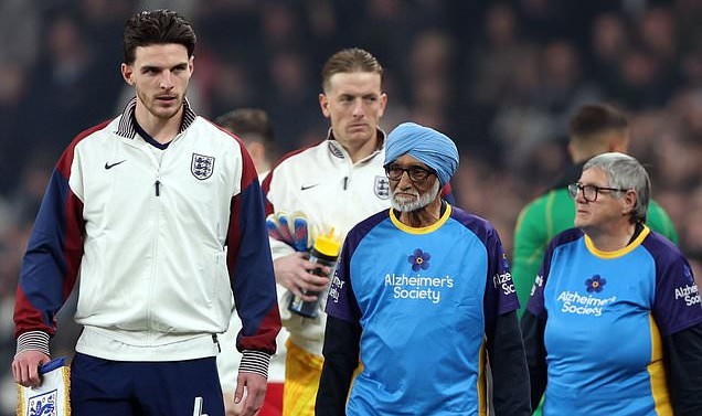 英格兰对阵威尔士比赛前，球员与阿尔兹海默症患者一同入场