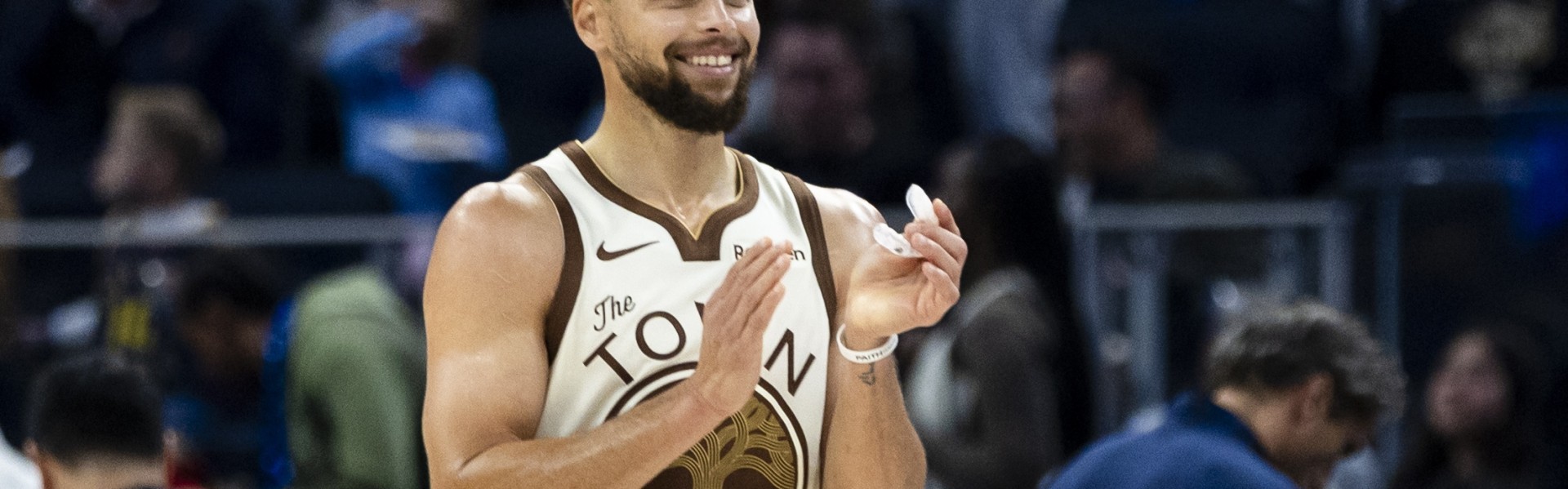 百家乐APP下载安装-长线培养收获喜悦！科尔四后卫阵容刀刀暴击 库里终于能幸福躺赢