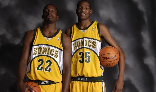 线上娱乐游戏-杰夫·格林梦回2010 时过境迁他仍是KD最亲密战友